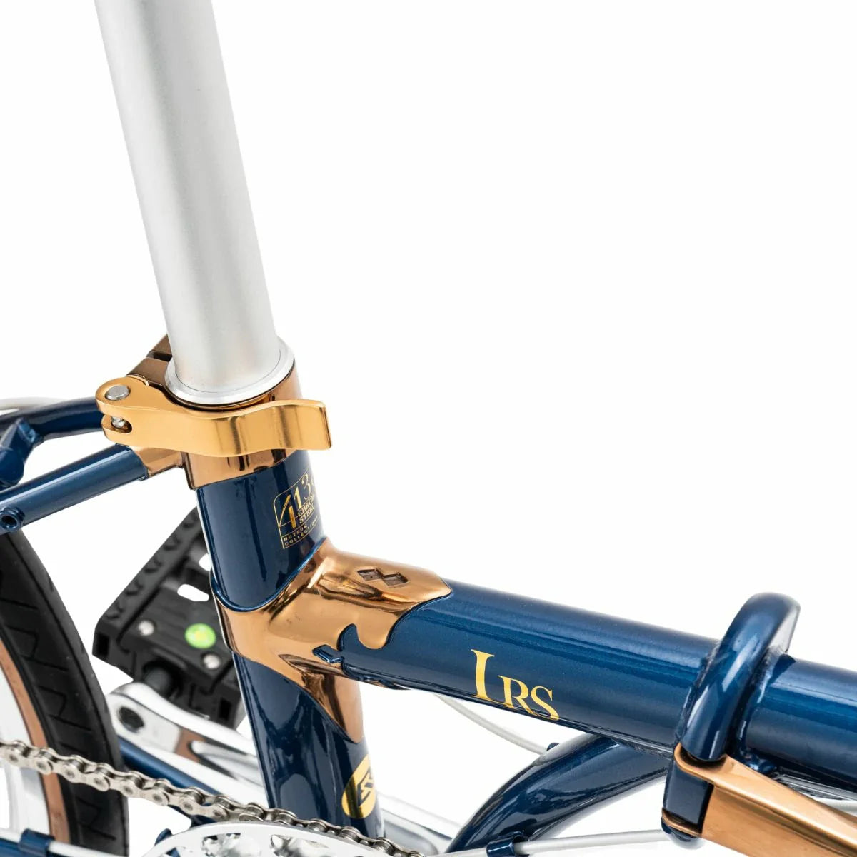 Close-up of a bicycle frame with gold and blue details on a white background #Color_Blue