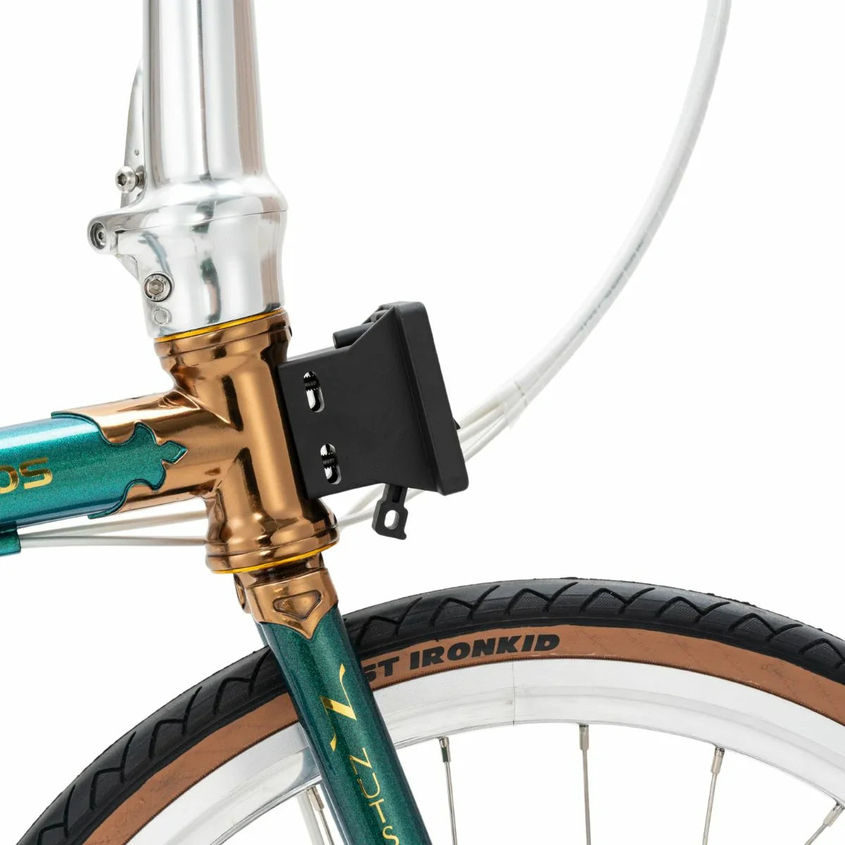 Close-up of a bicycle's handlebar with a smartphone mount attached, featuring the brand 'Ironkid'. #Color_Green