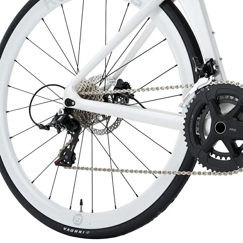 700x28C road tires provide grip and comfort