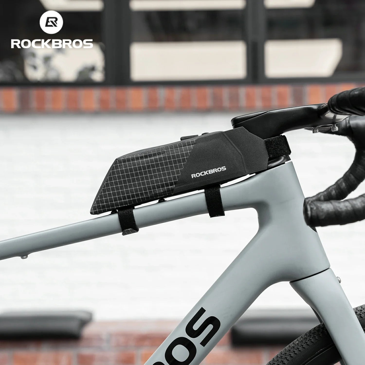 Fully waterproof 600D polyester fabric with seamless welding keeps belongings dry in rainy days