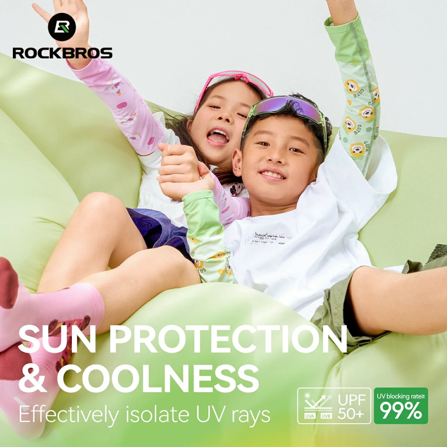 Two children lounging on a green inflatable sofa with sun protection and coolness features highlighted.