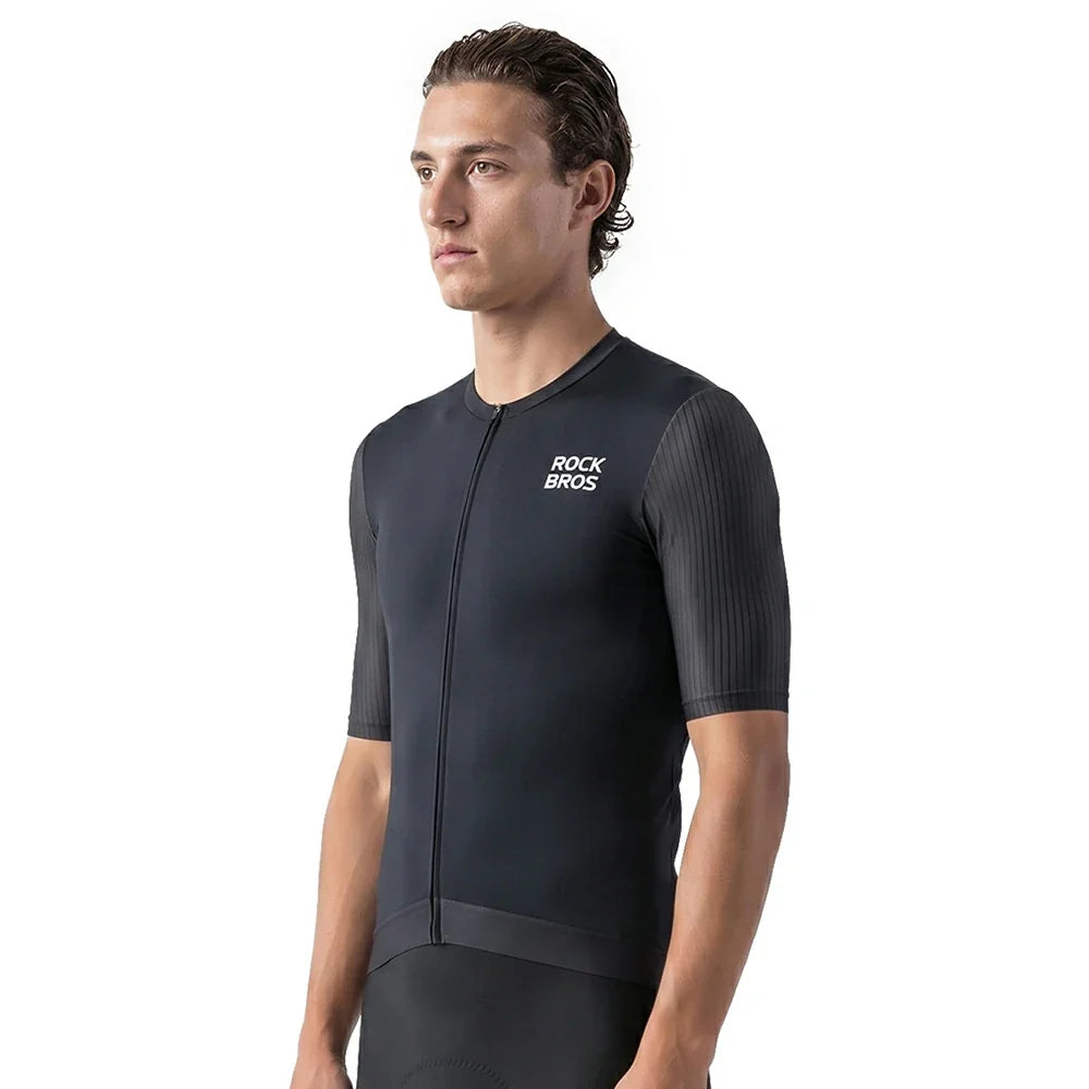 Men's short sleeve bike jersey with rear pockets in black #Color_Black